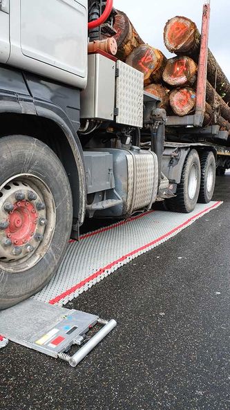 Achslastwaage Holztransporter Überladung