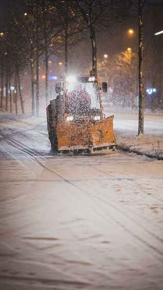 Schneeräumen im Winter bei Schneefall